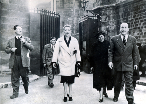 12 avril 1954, Marie Besnard sort de la prison du Fort du Hâ entourée de deux de ses avocats, Me J. Favreau-Colombier et Me René Hayot. Photo Archives jfc