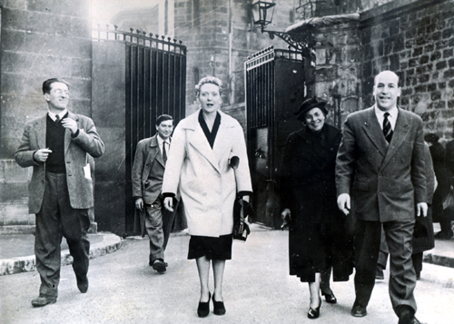 12 avril 1954, Marie Besnard sort de la prison du Fort du H entoure de deux de ses avocats, Me J. Favreau-Colombier et Me Ren Hayot. Photo Archives jfc